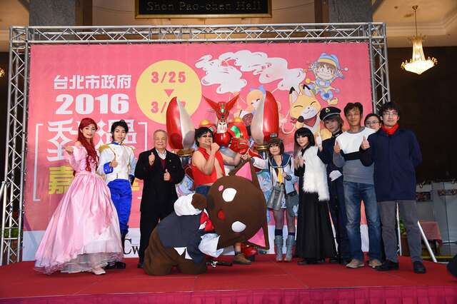 简局长与陈仲君理事长、刘文龙理事长(左三)、郑文福秘书长(右三)及cosply团体等合影