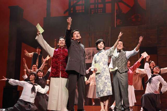 音樂時代劇場所創作的《渭水春風》，講述蔣渭水一生傳奇。圖為2010年台北國家戲劇院首演經典回顧劇照。（圖／台北市藝文推廣處大稻埕戲苑提供）.jpg