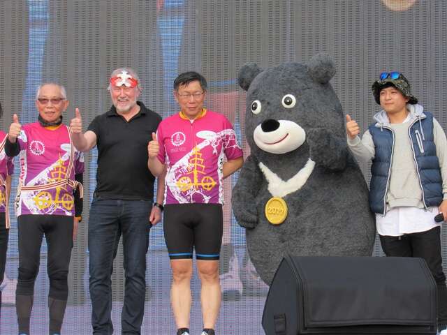 市長柯P為世大運吉祥物熊讚掛金牌