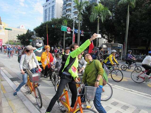 熊讚遊車河_車友們爭相拍照