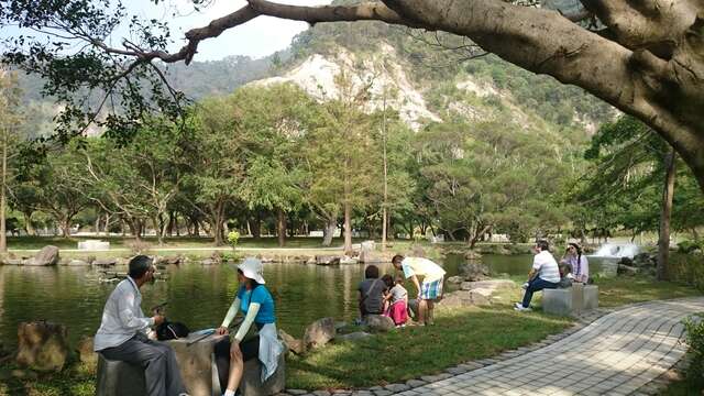 環湖步道沿著湖邊重新整頓，提供好行、好視野的步道，沿著湖案邊設置座椅