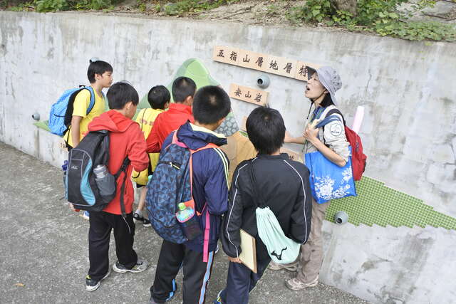 窯燒人文步道講述貴子坑過去曾因機械開採導致土石流失、釀災。