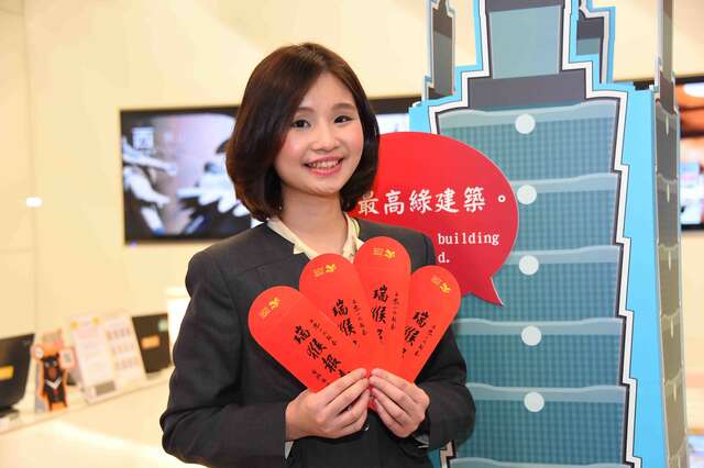 台北市旅遊服務中心農曆春節期間免費贈送「瑞猴報喜」紅包袋。（圖／台北市觀光傳播局提供，高讚賢攝）.jpg