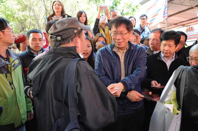 台北市長柯文哲將在本週日到榮濱年貨大街發送猴年發財金，向民眾拜早年。（圖／台北市觀光傳播局提供，劉佳雯攝）.jpg