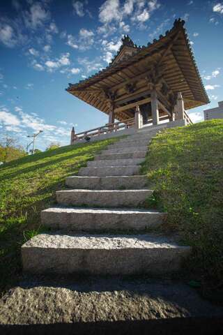 西本願寺建造於日據時期，因其鬧中取靜、寧靜祥和的舒適氛圍備受民眾喜愛。（圖／馬賽Kyo攝）.jpg