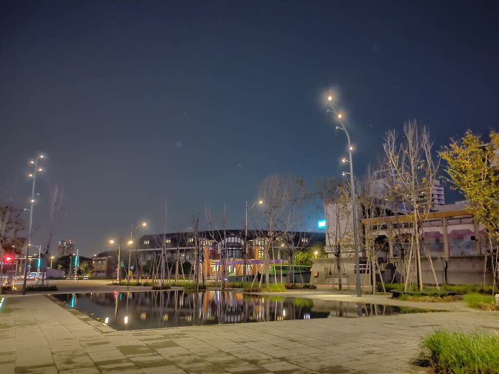 从行旅广场往铁道部望去的台北夜景，充满韵味。