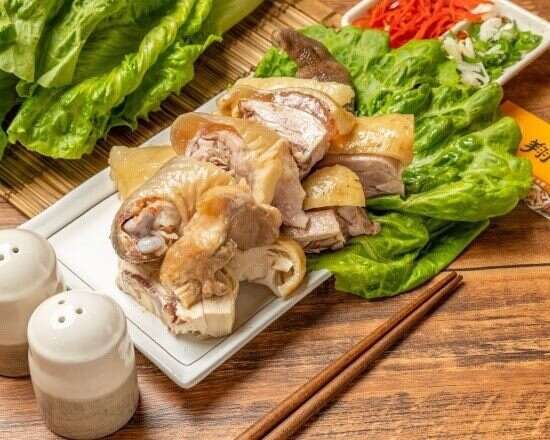 鹽水果凍雞肉質鮮嫩還保有湯汁，外皮則呈現彈Q的色澤與口感