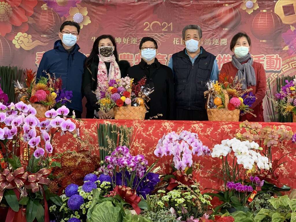 与会贵宾制作新春花果篮传递祝福