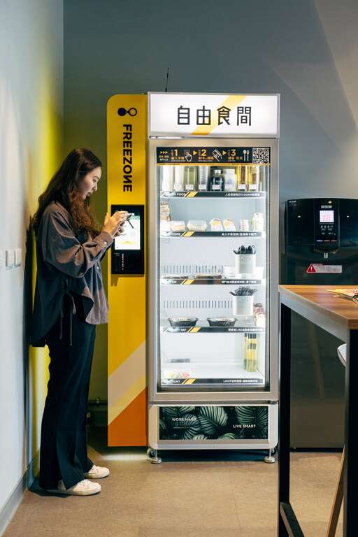進駐團隊在「t.Hub 內科創新育成基地」也能體驗各種創新科技的生活應用。（圖為智能科技點餐販賣機。）（攝影／蔡耀徵）