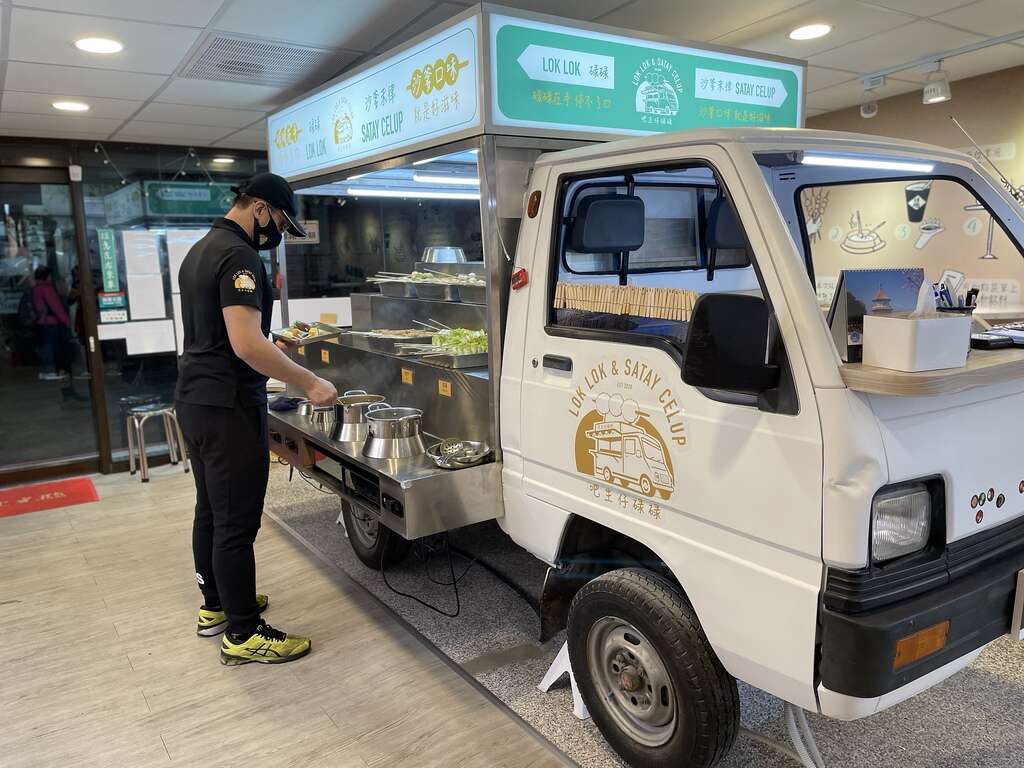 「吧生仔碌碌」將馬來西亞街頭常見的碌碌車搬到店內，讓馬國海外遊子能夠來此找尋家鄉味。（圖／西西歪、狄達）