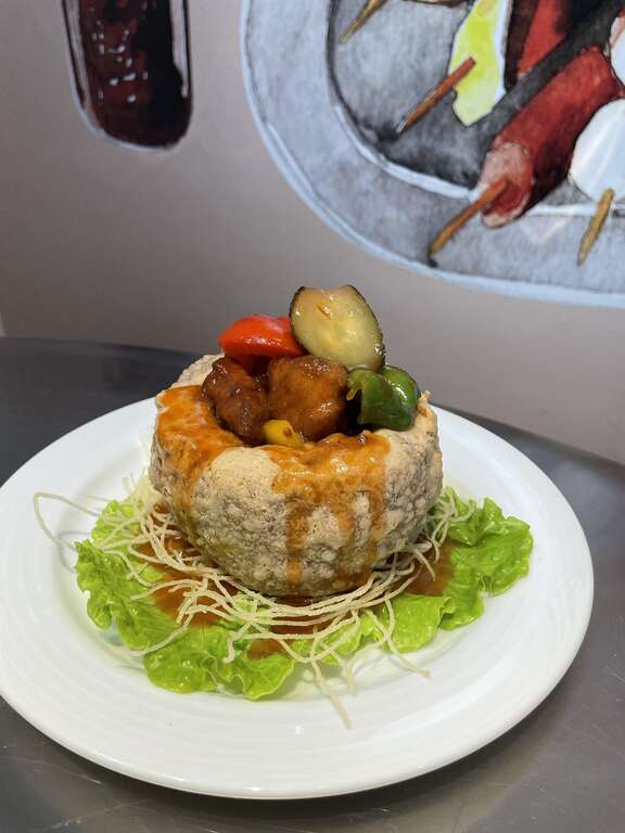 「芋頭佛缽咕咾肉」底層為酥炸的芋泥，口感外脆內嫩，同時具有好兆頭的意涵。（圖／西西歪、狄達）
