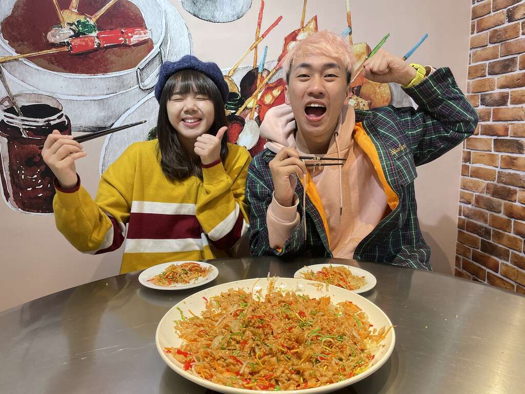 「撈生」的每項食材都有吉祥意義，品嘗時要一邊講吉祥話、一邊將食物高高撈起。（圖／西西歪、狄達）