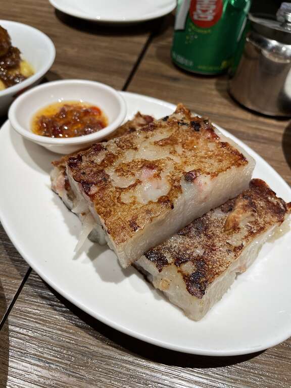 小家庭則可以選擇茶餐廳的港點，例如蘿蔔糕就具有好運的意涵。（圖／西西歪、狄達）