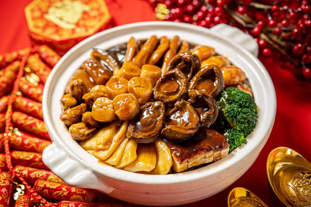 大家族齊聚時，可以選擇食材豐盛的「盆菜」來慶祝年節（圖／晶華軒）