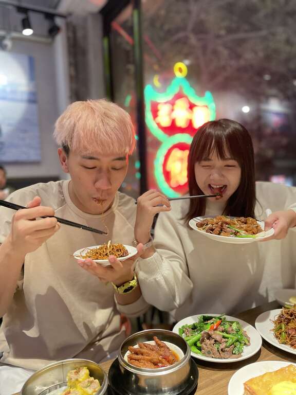 年節時，香港人常會全家前往茶餐廳，感受平價點心的年味。（圖／西西歪、狄達）