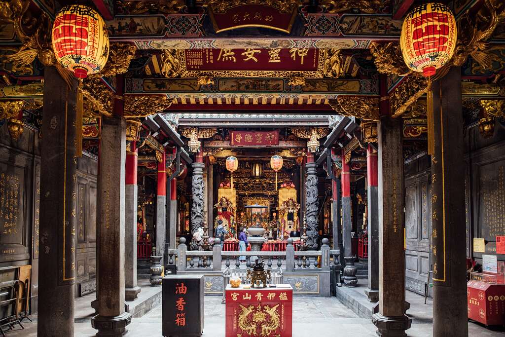 艋舺青山宮庇佑芸芸眾生，是許多人參拜祈運的聖所。（攝影／林冠良）
