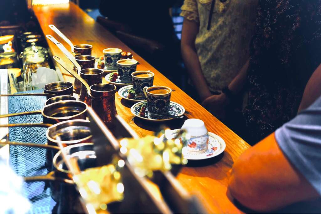 以歷史悠久的咖啡占卜問事，體驗中東民族的命理智慧。（圖／ Saturn Landing Turkish Coffee 登陸土星土耳其咖啡）