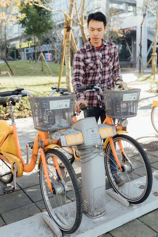 「悠游付」可以减少实体卡片的发行，只需携带手机就能租借YouBike、买小额商品。（摄影／林冠良）