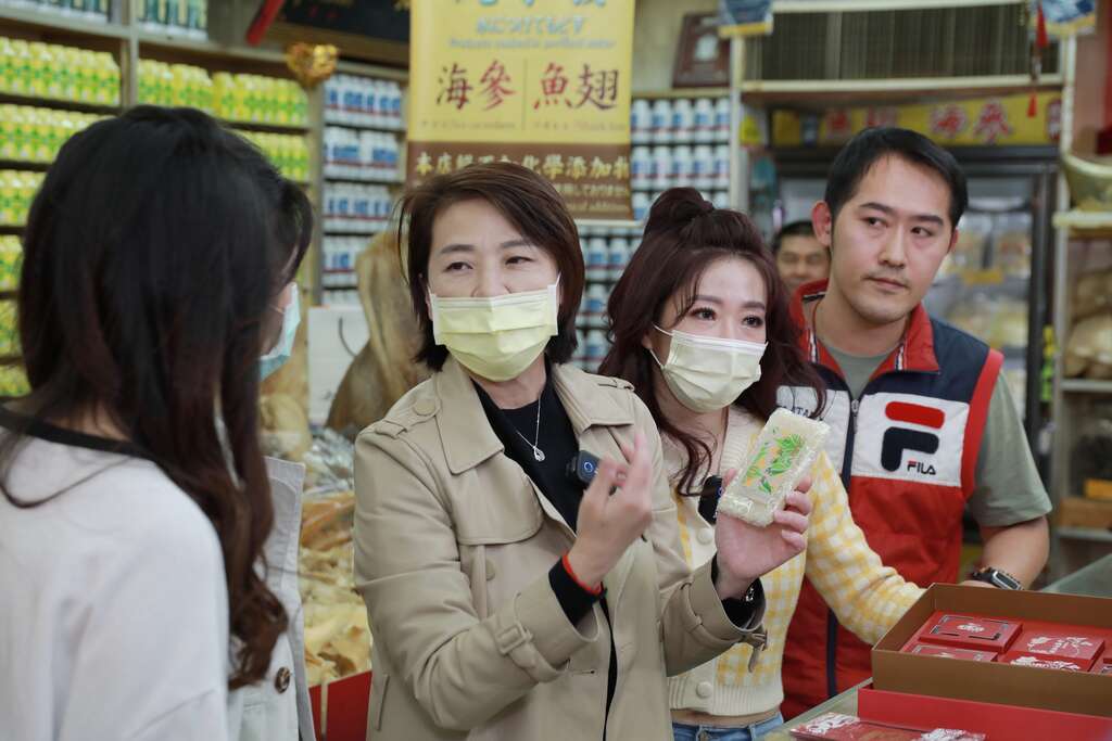 黄珊珊副市长(左二)介绍在地店家「正新蔘药行」推出之特色商品礼盒