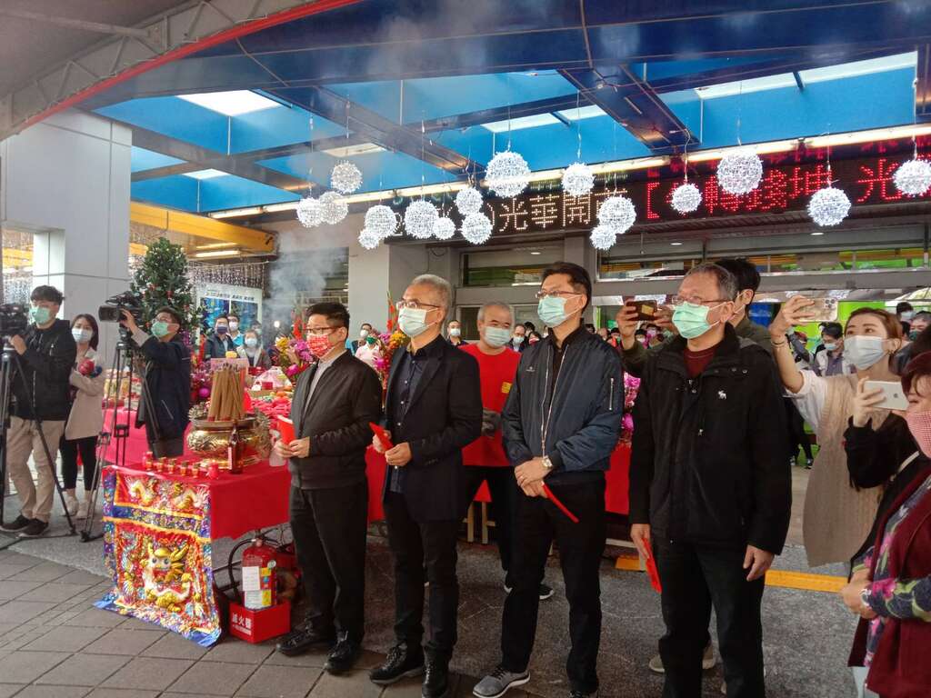 产业局林局长崇杰、市场处陈处长庭辉和光华商场理事长林文伟出席光华数位新天地初五开工活动