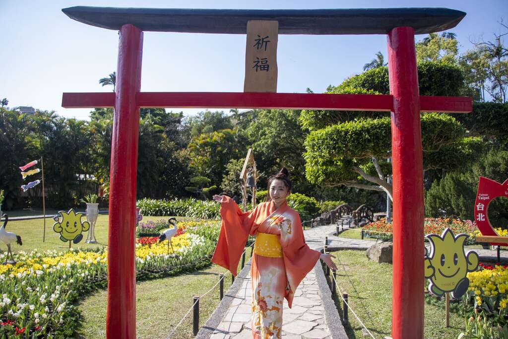 日本鳥居、祈福鐘、鯉魚旗妝點日本鬱金香展區