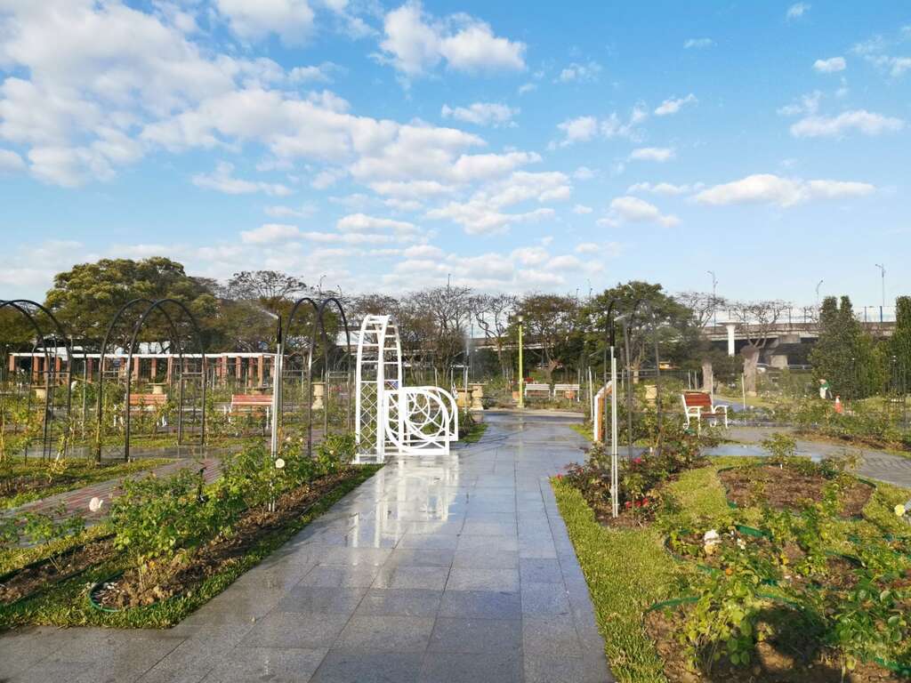 臺北玫瑰園景觀區一偶