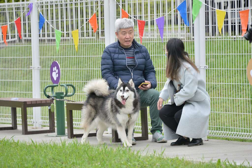 何秘書長宗勳攜愛犬體驗古亭狗活動區設施