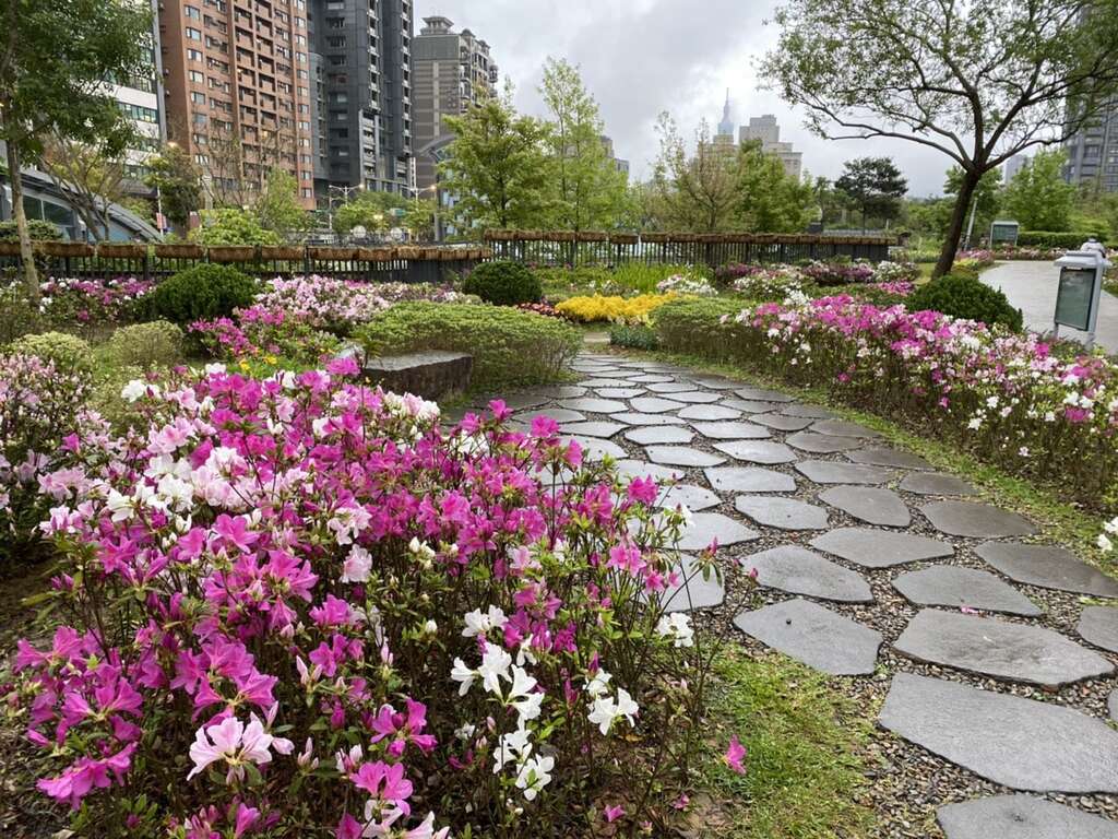 捷運2號出口是充滿英式自然風格的花園