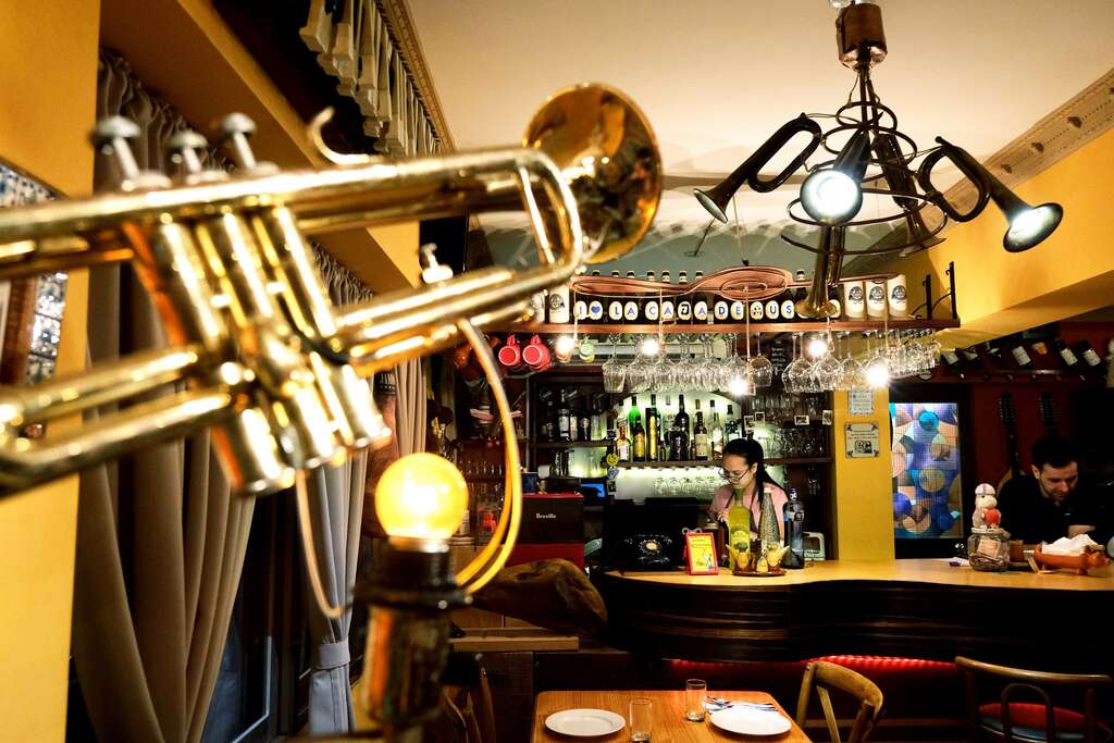 以小喇叭做成的燈飾和吉他形狀的吧檯，呼應著「樂盒子」兩位老闆對於音樂的喜愛。（攝影／謝三泰）