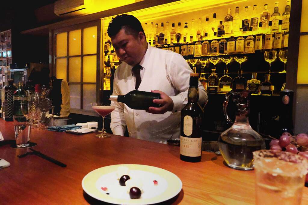 除了料理，「BAR 忠Chu」老板扇野忠和的调酒手艺也是一把罩。（摄影／谢三泰）