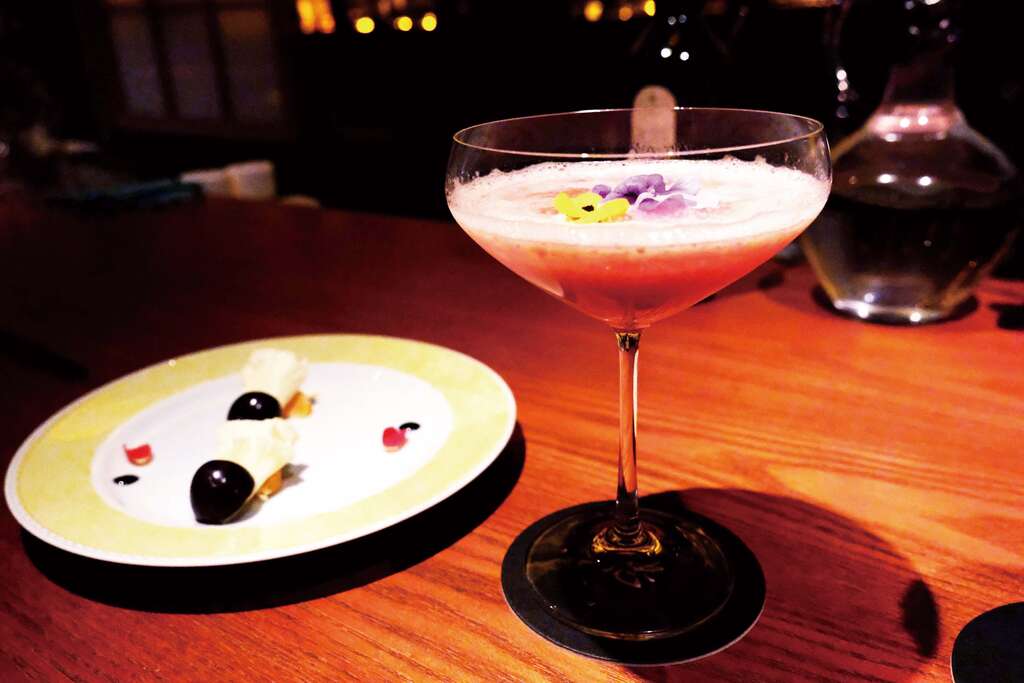季节性的草莓调酒，以进口的日本草莓调制，显示「BAR 忠Chu」对食材的重视。（摄影／谢三泰）