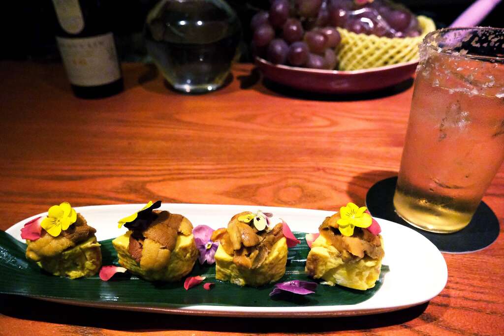 「海胆玉子烧」是「BAR 忠Chu」华丽的菜色之一。（摄影／谢三泰）