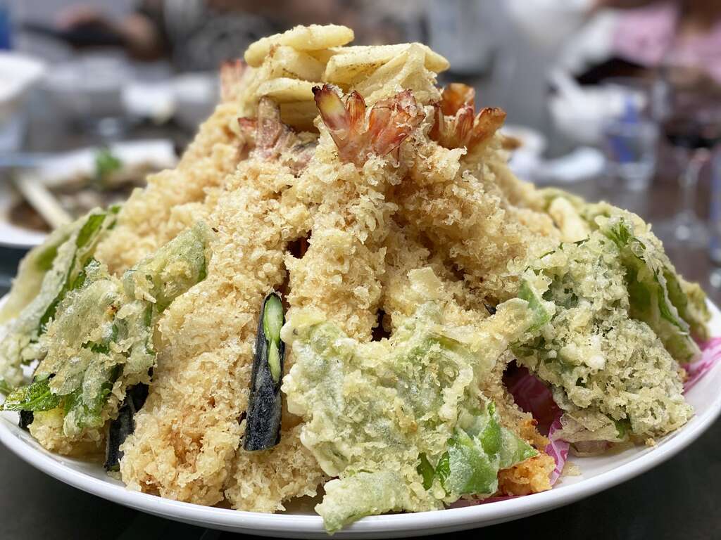日式天婦羅常裹上麵粉油炸，和台灣甜不辣的料理方式不盡相同。（文．圖－魚夫）