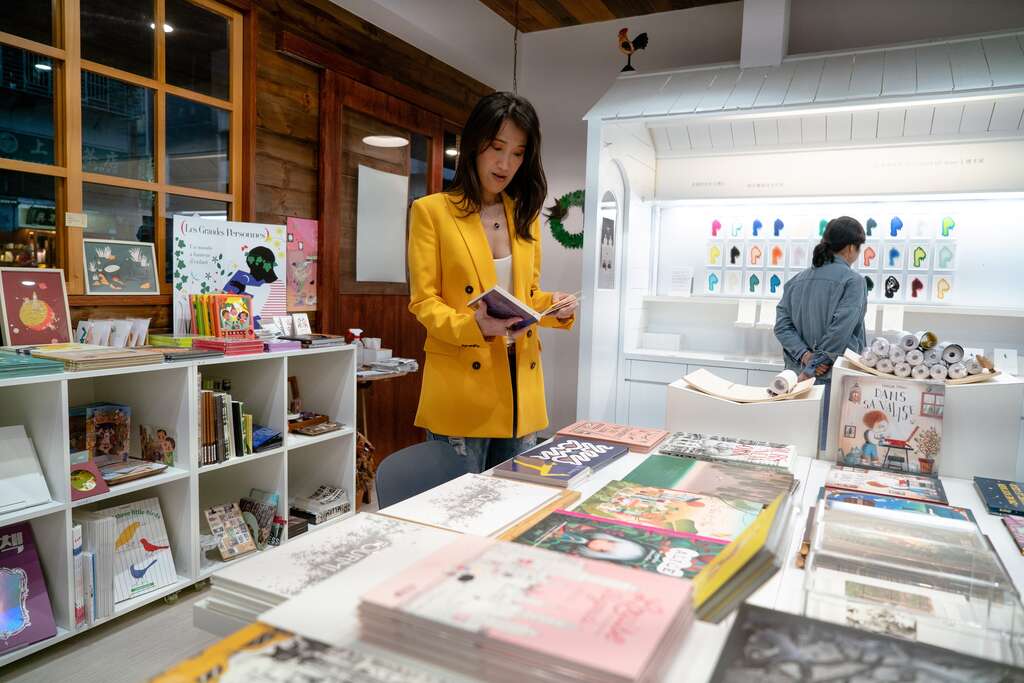 「童里繪本洋行」以童書與版畫相關展覽構築的空間，讓人流連忘返。（圖／吳卡密）