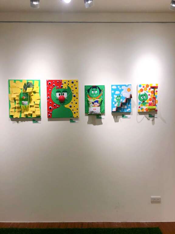 「靠邊走藝術空間」以潮流玩具、日系動漫文化為展示主題。（圖／靠邊走藝術空間）