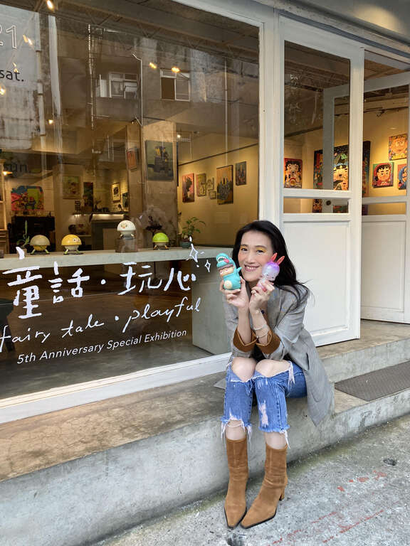 大學時期在巴黎攻讀藝術市場相關科系，回國後除接手延續父親的珍本舊書販售事業，也進一步開設「舊香居藝空間」展出當代藝術，讓不同世代的藝文觀點在此接軌。（圖／吳卡密）