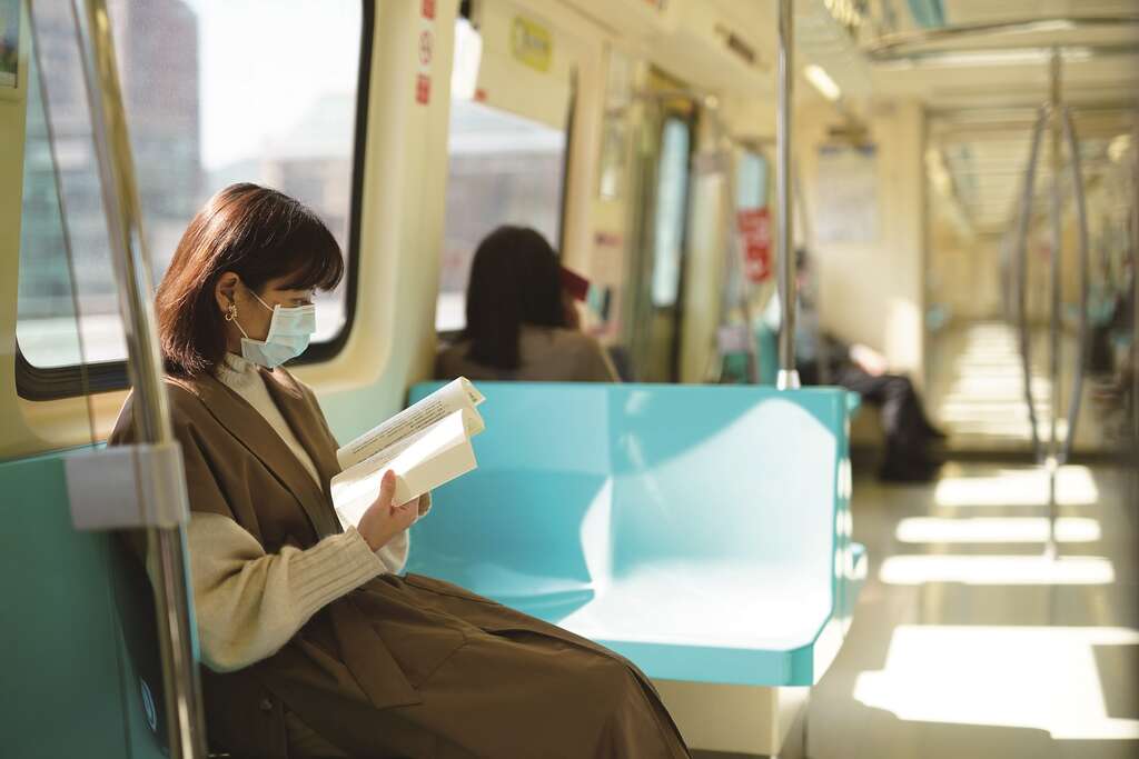 在忙碌的生活中，抽出时间慢慢阅读，在捷运车厢上也能沉浸在书本里的世界。（摄影／张晋瑞）