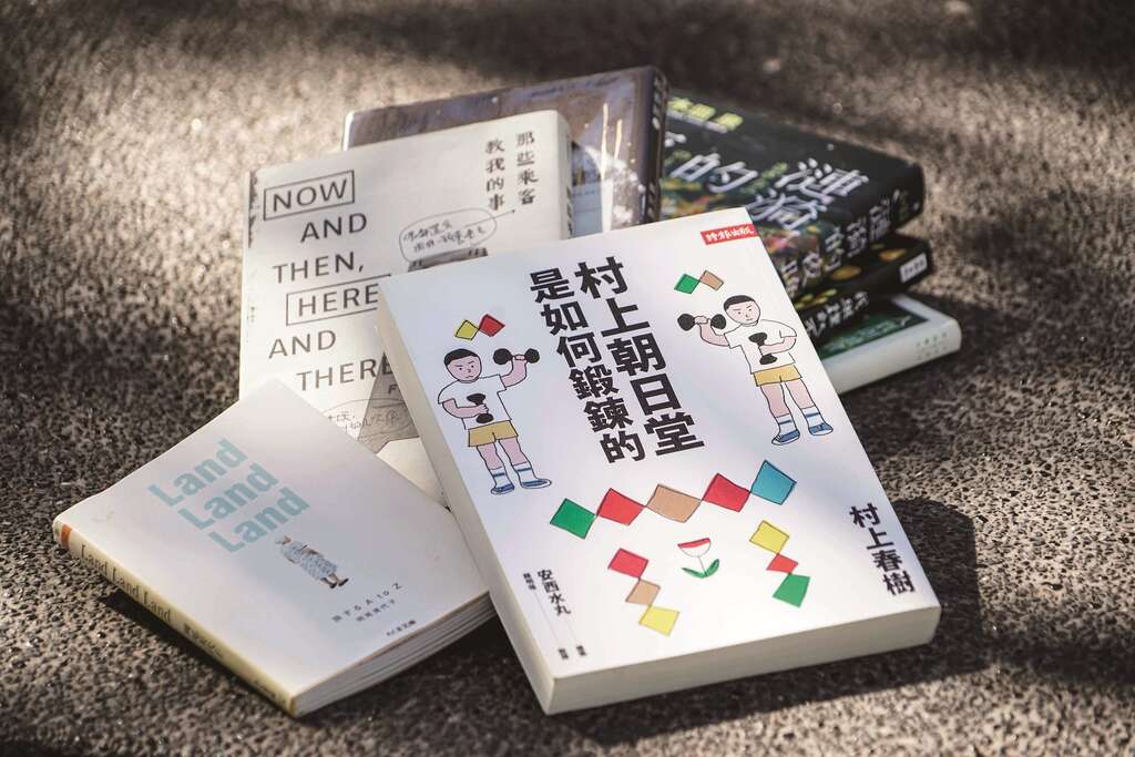 dato推荐的慢读书籍，都是适合通勤时短暂阅读的散文集。（摄影／陈晋生）