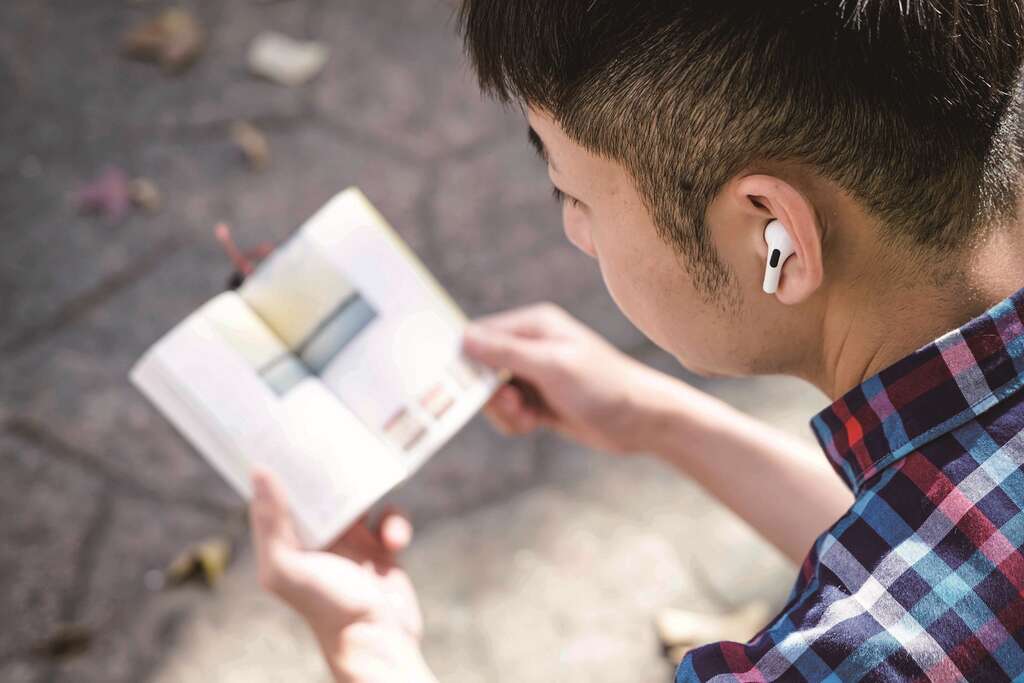 在手机里存好属於自己的「阅读曲目」，处处都能营造适合阅读的环境。（摄影／陈晋生）