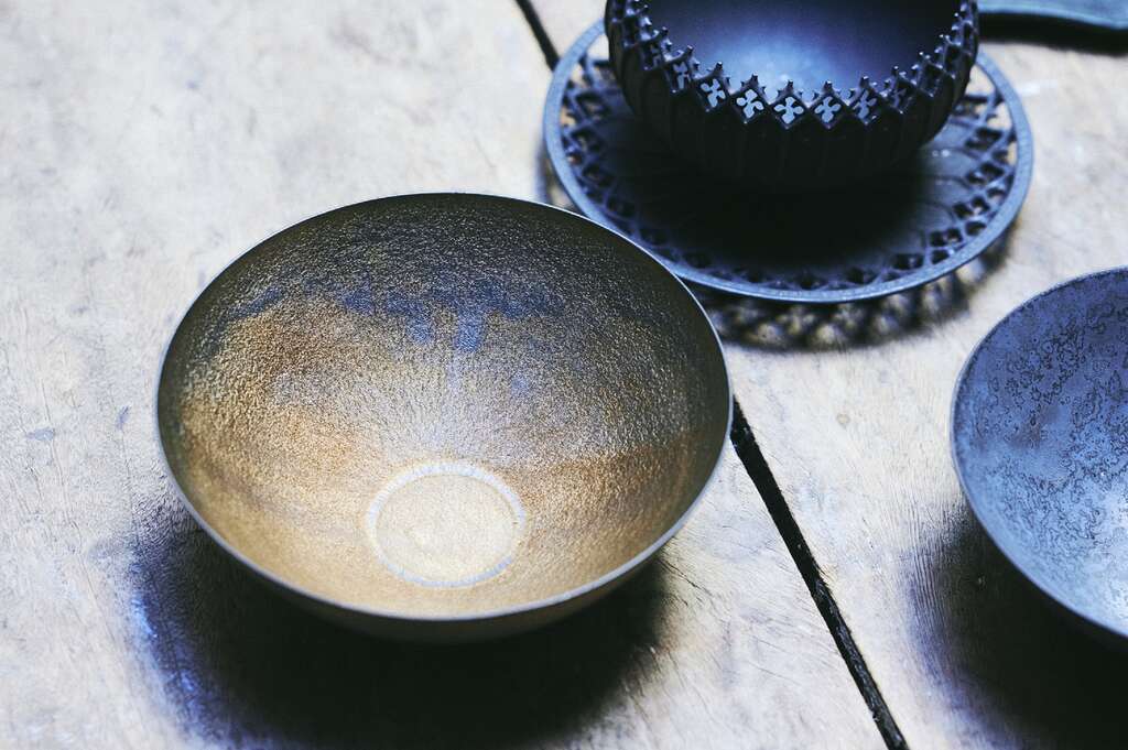 特殊釉料能讓器物表面燒結出具有特色的紋理。（攝影／陳冠凱）