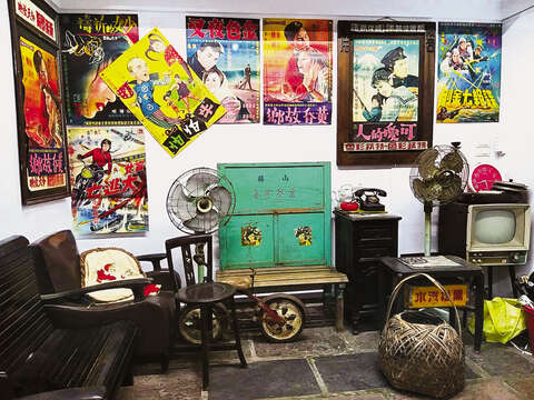 Jinan Market is an antique market collecting and selling all kinds of treasures such as movie posters and vintage furniture.