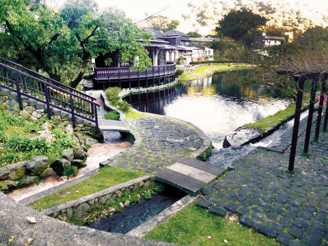 Qianshan Park provides a tranquil space for visitors to enjoy a free hot spring bath in Yangmingshan.