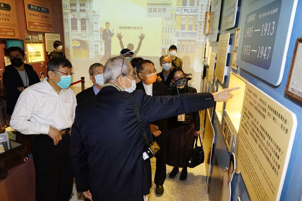 愛臺灣的外國人特展-市長副市長聽導覽員解說