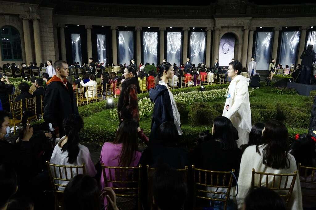 Mayor Attends Runway Show at the Museum of Drinking Water