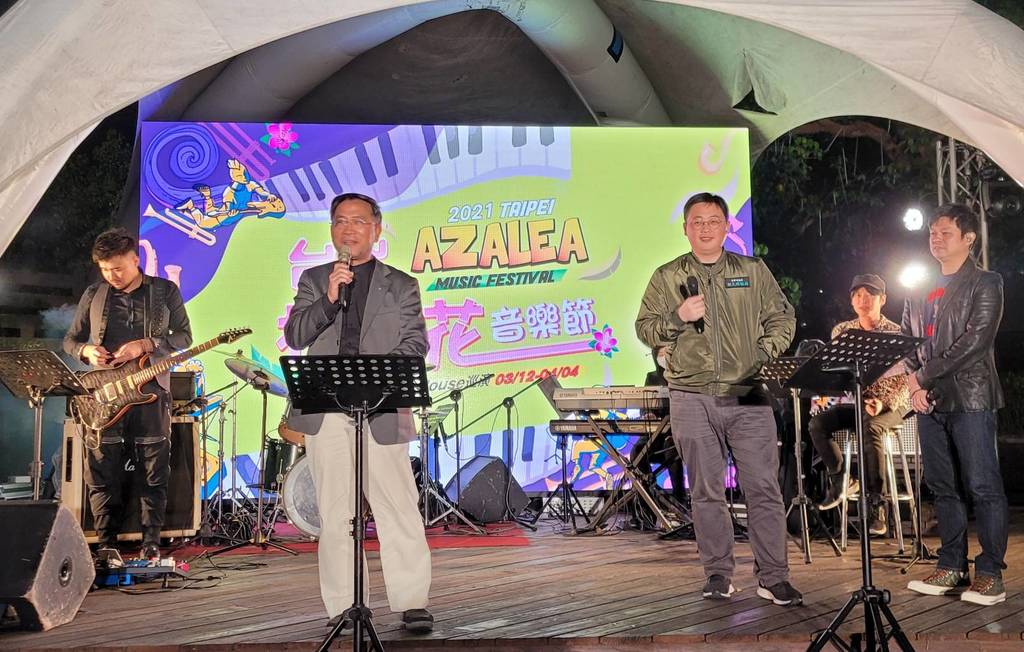 台北市副市长蔡炳坤及台北市观光传播局局长刘奕霆现场演唱菊花台 赢得满堂彩