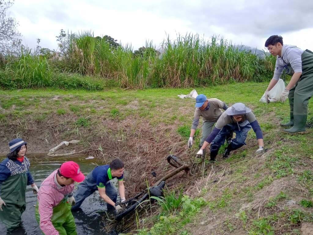 荒野保護協會的夥伴一同參與淨溪