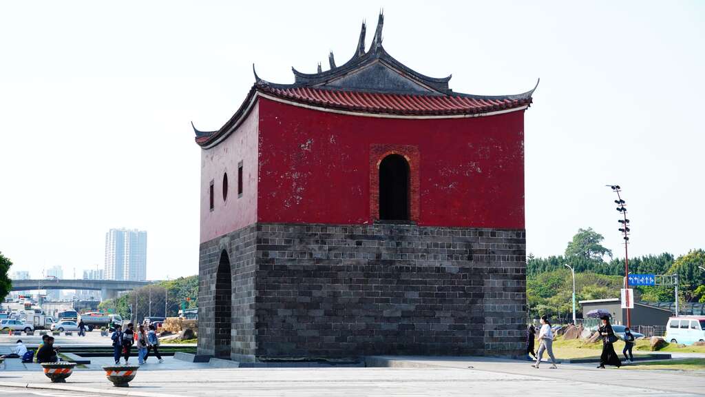 北門是臺北唯一保留閩南式風格之城門，其屋頂屋脊、垂脊及屋瓦皆為閩式風格的重要元素