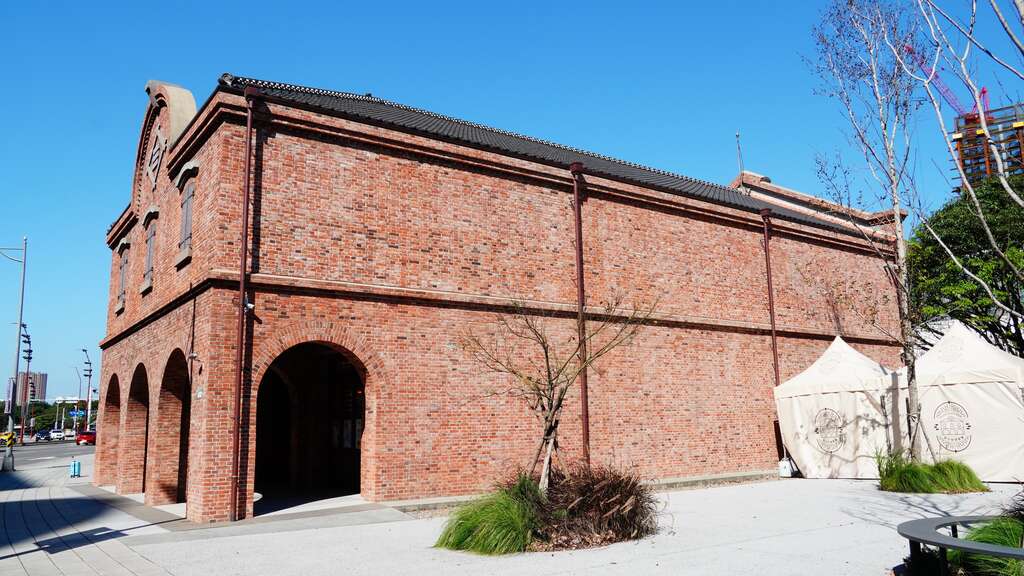 臺北記憶倉庫原名三井倉庫，是臺灣日前少數保有三井集團菱形商標的歷史建築物