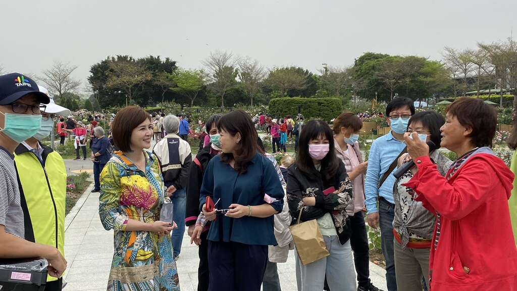 玫瑰妈妈陈主奉督导为议会考察团王欣仪议员及游淑慧议员导览台北玫瑰园