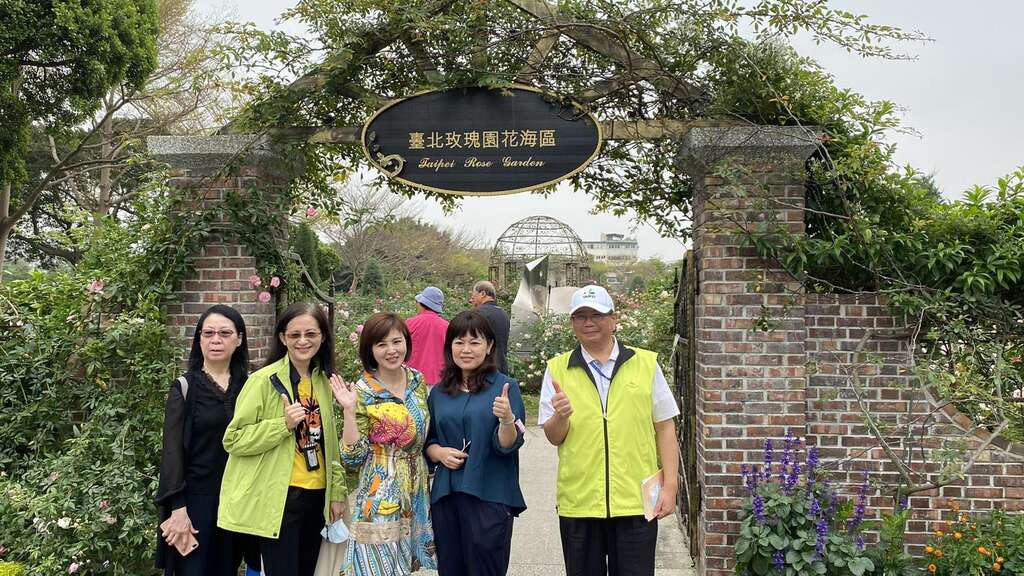 考察团二位女娇客跟玫瑰花同框的画面实在是太梦幻了，让新生公园增添更多赏心悦目的风景
